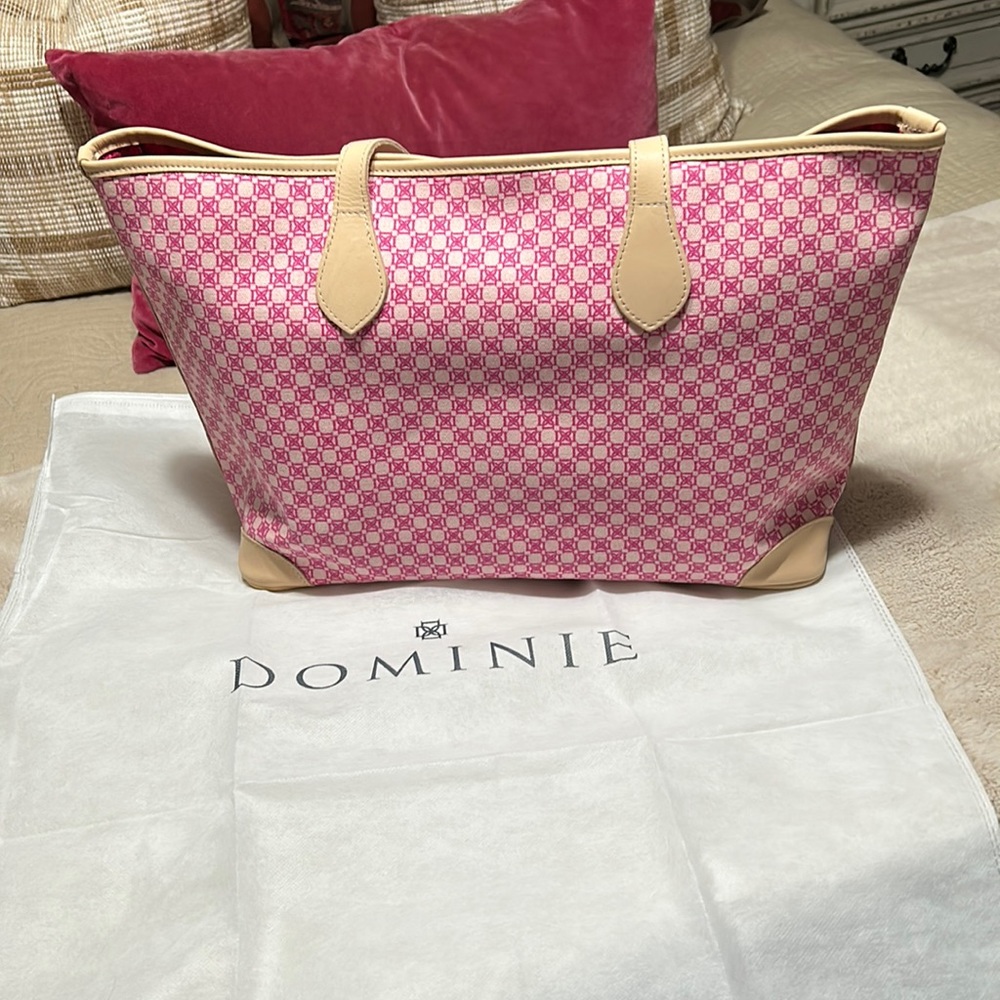 New tote ,has a detached pouch for extra things